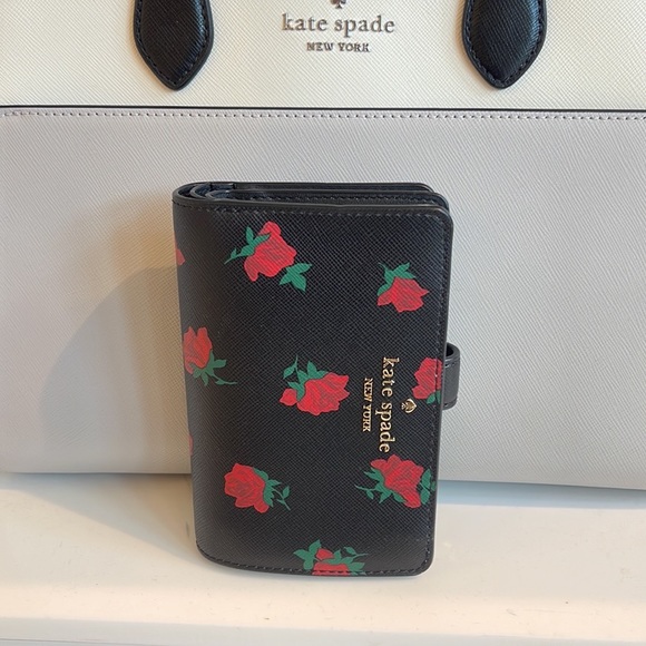 Kate Spade Madison Medium Compact Rose Toss Print Bifold Wallet
Black Multi
NWT - Picture 2 of 16